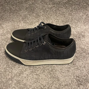 Lanvin skor - Tjo! Säljer dessa lanvin skorna som har en riktig fet och unik design! Skorna är i en marinblå färg och skicket på dom är nästintill 10/10 förutom en lite skrapa på toeboxen. Box medföljer Inte. Nypris: 4000. Mitt pris 1799. mvh EBRESELL