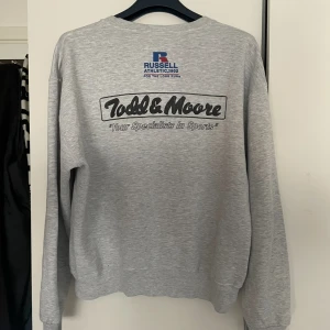 boxy vintage russell tröja - Säljer min Russell athletic tröja jag köpte på ettresex i våras för 650 sek. Sitter boxy och najs på mig, passar mellan 170-182 