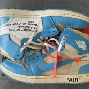 Jordan 1 High x OFF WHITE ”UNC” - Använt skick, 7/10. Använda fåtal tillfällen. Kvitto/äkhetsbevis kan uppvisas! All OG följer med
