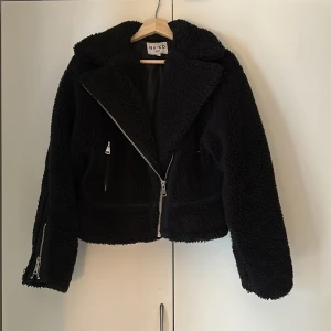 Teddy jacka - Säljer min teddy biker jacka från NA-KD, finns ej kvar i sortimentet. Köpt för 599kr säljer för 150kr. Säljer pga kommer ej till användning längre. Köp via ”köp nu”🩷