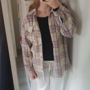 Rosa lila rutig vårjacka - En vårskjorta från only i storlek M