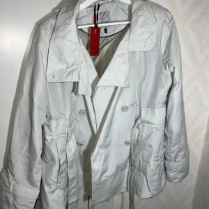 Helt ny kappa - En helt ny kappa som har kvar lappen strl 44. Skulle säga att den är mer som en M.