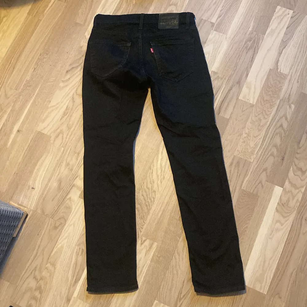 Svarta levi’s jeans i modell 511. Ganska bra skick men lite slitna på ett ställe. Storlek 30/32. Jeans & Byxor.