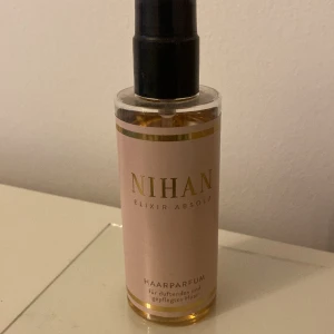 Hårparfym - Säljer denna hårparfymen som har en jättegod doft men säljer för att den aldrig kommer till användning. Skulle gissa att den har ca 97 ml då jag har amvänt den ca 5 gånger. Köptes i Tyskland för ca 4 € (40 kr) säljer därför för 15 kr