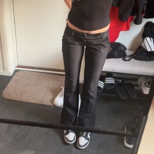 Lågmidjade kostymbyxor! - Lågmidjade svarta kostymbyxor från bikbok! De är petite byxor i storlek 34, är för korta för mig som är 165 så de passar folk under det! Dessa är slutslåda! Ordinarie pris 500! Tryck på köp nu!!