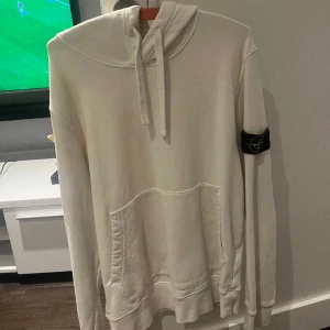 Stone island hoodie  - Tjena! Säljer nu min Stone island hoodie som har mycket kvar att ge! Hör av er vid frågor eller prisförslag 