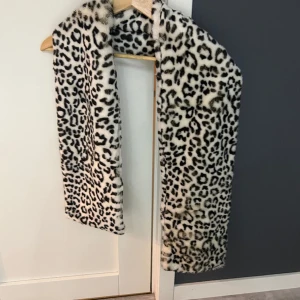 Halsduk - fuskpäls   Halsduk köpte från stradivarius, i djur mönster. Skönt och mjöl material och aldrig använd. 