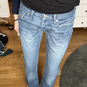 Skit snygga lågmidjade diesel jeans!! Midjemått rakt över 39 cm, innebenslängd 80💕