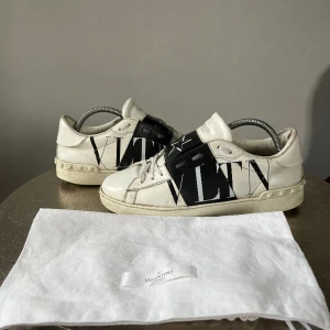 Valentino skor - Säljer dessa valentino skor sjukt billigt då jag vill bli av med dem skick 6/10 rätt använda för fler frågor eller funderingar är det bara att höra av sig mvh Jonte 