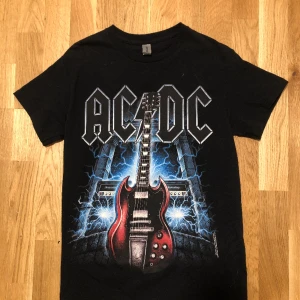 T-shirt - Endast testad. Trycket är på framsidan