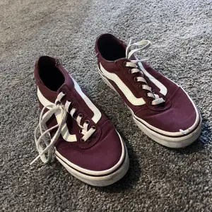 Vans i super fin vinröd färg ❤️ sköna och inte så mkt använda, endast inomhus. Stl 37