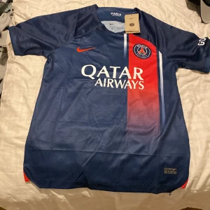 Såg fotbollströja 23/24 - Hej säljer psg fotbollströja nya 23/24 kit helt oanvända, som ny samt prislappen kvar, original pris 1100kr säljer för 650