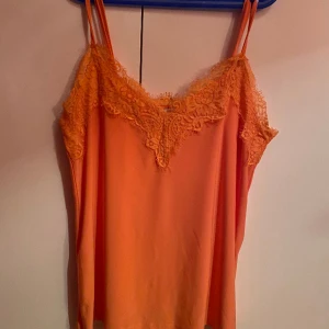 Spets linne  - Jätte fint oranget spets linne från new yorker. Är i väldigt bra skick och har ändasts används ett fåtal gånger. Pris kan diskuteras💕💕💕