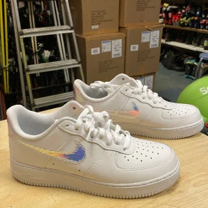 Nike AIR FORCE 1 - Nya Nike Air Force 1, aldrig använt, jag säljer dom med lådan, skick: 10/10