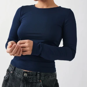 Mörkblå långärmad topp - Säljer denna snygga oanvända mörkblåa topp, då den var för liten storlek när jag köpte den💘⚡️🤩