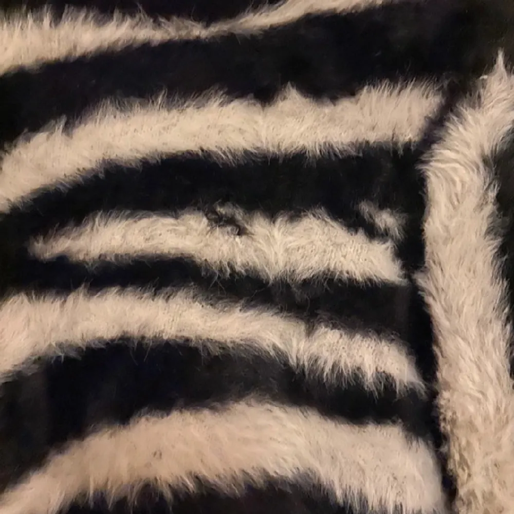 Jätte snygg zebra tröja med ett litet hål som knappt syns. Tröjor & Koftor.