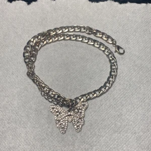 Fjäril 🦋 halsband  - Jätte fin hals band med en fjäril på och den är glittrig (bra skick)
