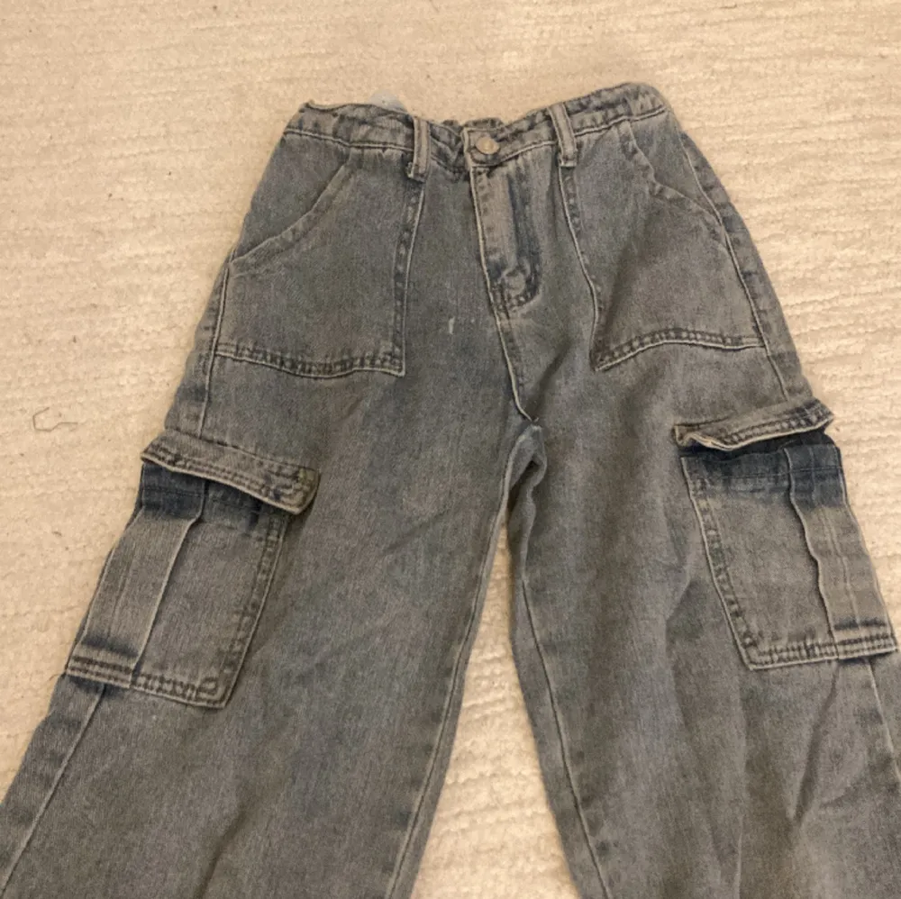 Sköna cargo byxor köpta på Shein som inte passar längre de är i nyskick och är använda ett par gånger 💕💕. Jeans & Byxor.