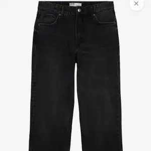 Svarta jeans från bershka, tyvärr tvättades färgen ut ganska snabbt så de e urtvättade. Dock tycker jag nästan det ser snyggare ut nu. Storlek 36 