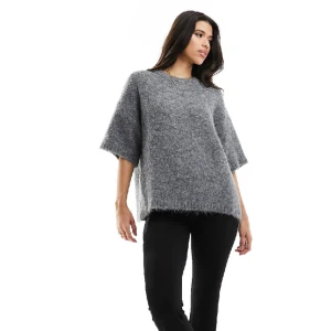 Grå stickad tröja - Moa Mattson x NAKDs  stickade grå tshirt, som är slutsåld säljer jag nu🥰 Väldigt populär! Helt ny, endast testad!