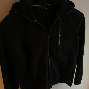 Sail Racing hoodie - Sail Racing hoodie, storlek 170. Använd i ca 1-2 år, men har inga hål, skador eller liknande. Passar dig som är 160-170. 