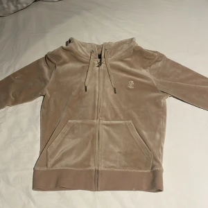 Juicy couture tröja - Säljer denna superfina juicy tröjan då den inte kommer till så mycket användning längre. Superfin och mysig och har bra kvalitet men finns en liten liten skavank på höger arm som knappt syns därav priset. Ord pris 1200kr