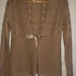 Fint tröja ljusbrun  - Fint tröja ljusbrun str 36/38.Välkommen