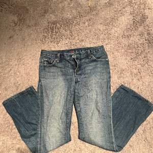Dessa jeans är köpta på Plick men har ingen lapp så vet inte vart de är ifrån eller vilken storlek❤️fråga privat om ni har frågor 🫶