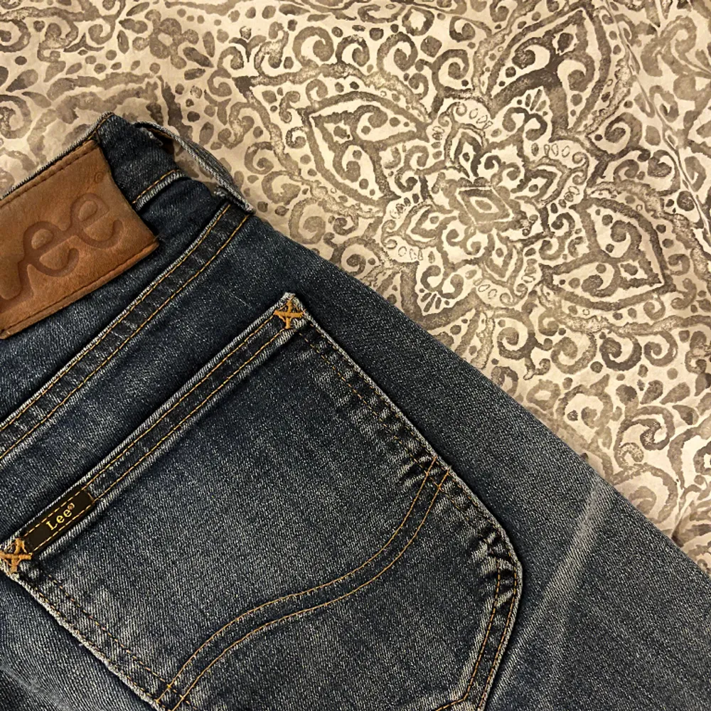 Skitsnygga Lee jeans i nyskick. Low waisted W28/L32 så typ som S . Jeans & Byxor.