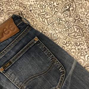 Skitsnygga Lee jeans i nyskick. Low waisted W28/L32 så typ som S 
