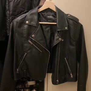 Croppad skinnjacka🌟 - Superfin croppad skinnjacka från pull & bear, välanvänd men ändå inga tecken på användning, och passar till allt!🫶🏻 DM för fler bilder, pris kan alltid diskuteras!🌟