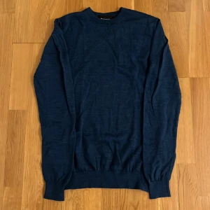 Merinotröja - Fin merinotröja från Matinique i en blå färg, storlek S. Tröjan är i ett fint skick, inga deffekter finns. Tröjan är väldigt skön och av bra kvalite. Nypriss 1200. Skriv för fler bilder eller om frågor finns.