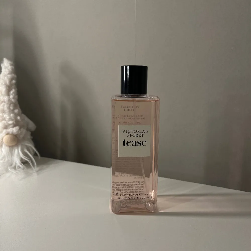 Säljer denna SUPER-goda parfym från Victoria’s Secret i lukten Tease då jag har en exakt likadan redan. Aldrig använd!💕 Köpt för 379:-. Övrigt.