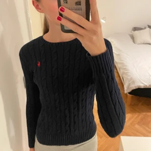 ralph lauren tröja  - ribstickad ralph lauren tröja i marinblå med röd logga💗💗en del använd men fortfarande i fint skick! 