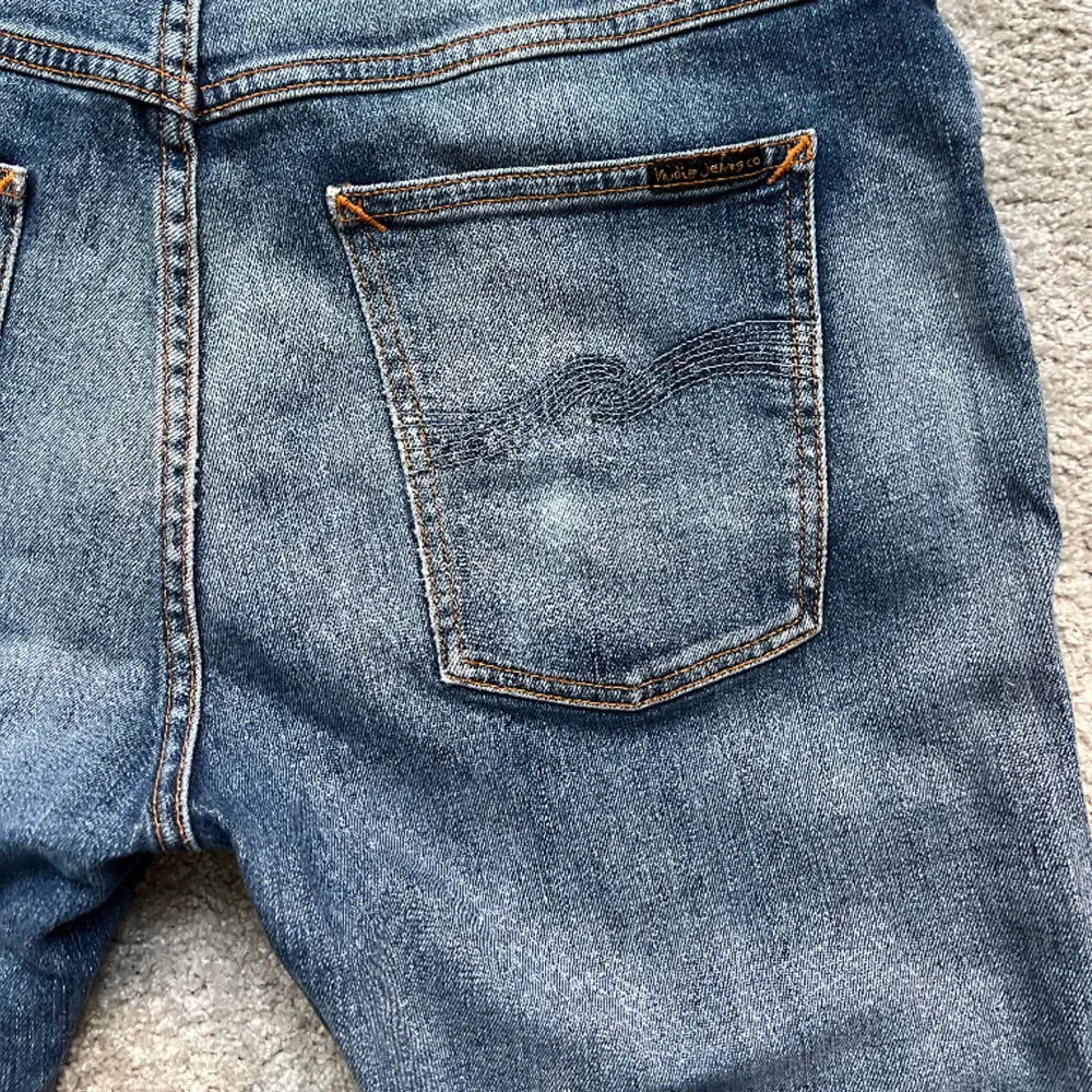 Nudie jeans som endast är använda en gång och därav i nytt skick.  Storlek 33/36.  Finns att hämta i Kålltorp men kan även skickas via post.. Jeans & Byxor.