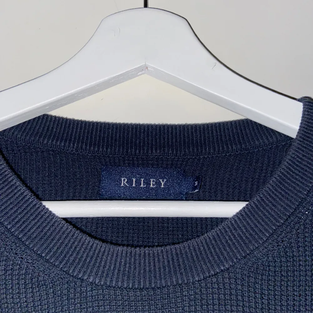 Skön och snygg stickad tröja från Kvalitetsbutiken Brothers. Tröjan är i jätte bra skick i märket Riley. Nypris 799 mitt pris 399. Tröjor & Koftor.