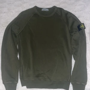 Stone Island Grön Tröja - Mycket fint skick, använt 8 gånger ish Köpt på NK för 2500kr (Inget kvitto tyvärr)