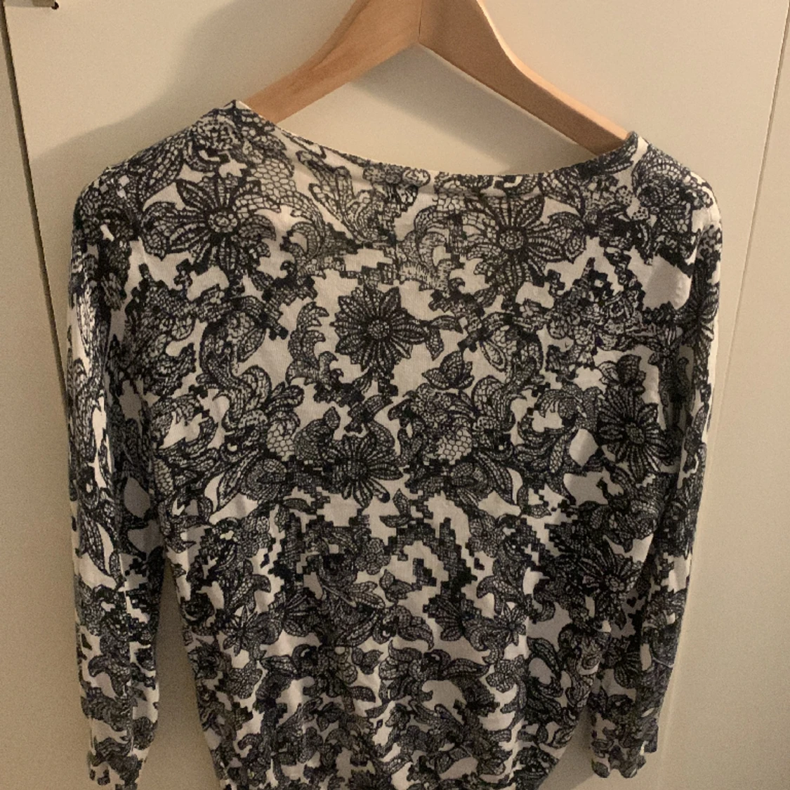 Svart vit cardigan  - 91