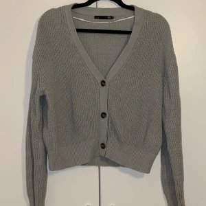 Kofta - Grå mysig kofta från lager 127! Storlek M, så fin och mysig men inte riktigt min stil längre!
