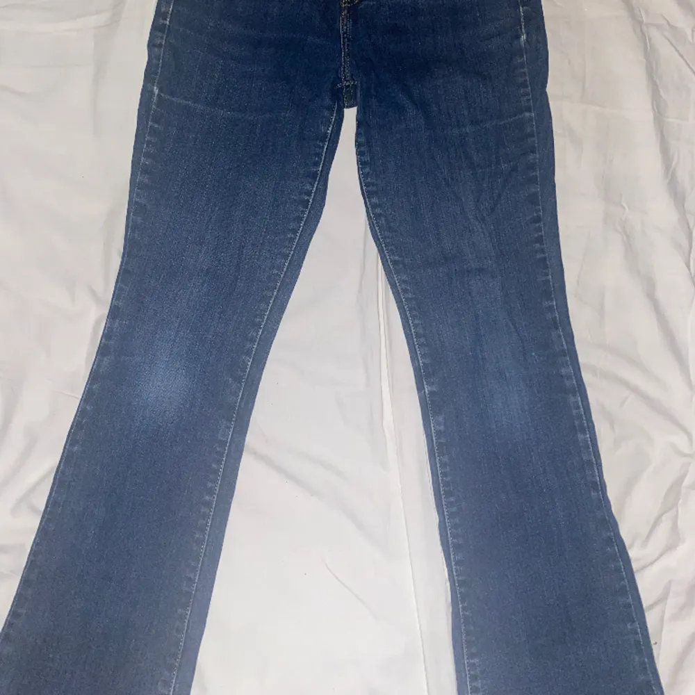 Galet snygga Levis jeans köpta secondhand säljer pga att dessa är för stora för mig men önska de passa då de är så lätta att styla 🙏🏽❤️ midjemått:36 innerbenslängd:73. Jeans & Byxor.