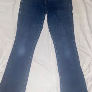 Galet snygga Levis jeans köpta secondhand säljer pga att dessa är för stora för mig men önska de passa då de är så lätta att styla 🙏🏽❤️ midjemått:36 innerbenslängd:73