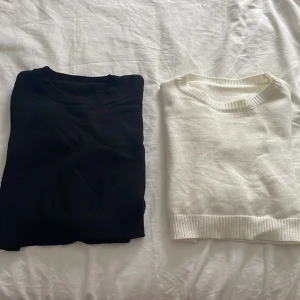Stickade toppar  - Två korta stickade toppar i nyskick. 