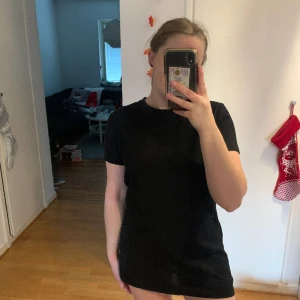 Svart t-shirtklänning - En svart basic t-shirt klänning från NA-KD! Knappt använd😇