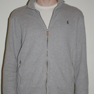 Ralph Lauren fullzip  - Grå Ralph Lauren full zip i fint skick utan defekter  Tveka inte på att höra av er vid frågor