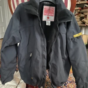 Atlantis snowboard jacka  - Knappt använd snowboard jacka Atlantis  Technical snowboarding apparel jacket 