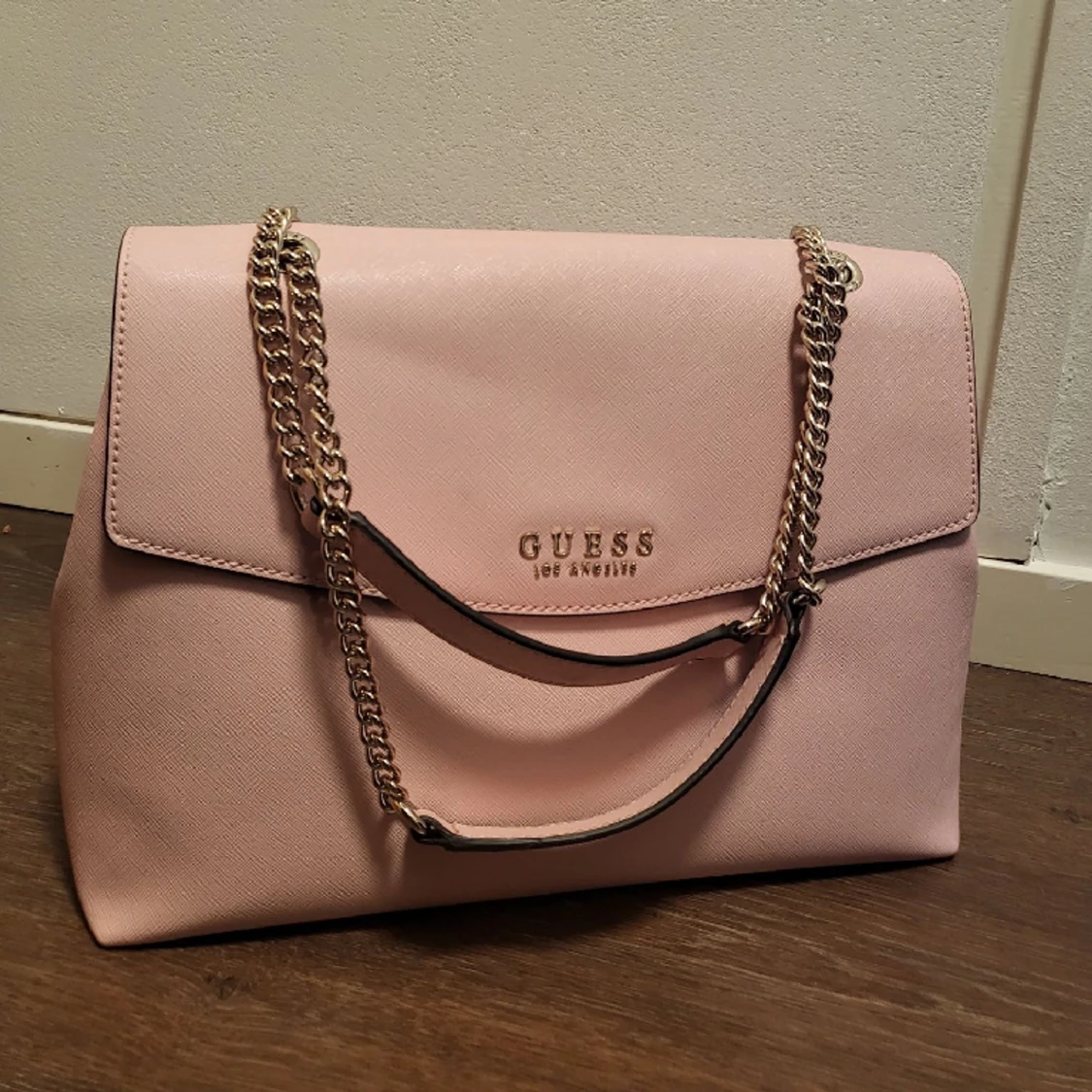 Babyrosa handväska från Guess  - 90