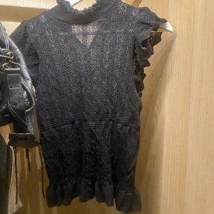 Svart virkad topp - Säljer denna svarta topp från zara❤️‍🔥, endast använd fåtal gånger. 150 + frakt🤩🤩