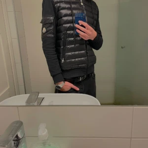 Moncler cardigan - Säljer min moncler cardigan då den blivit för liten. Såklart äkta då den är köpt på nk för 9k för ca ett halvår sen.  Skicket på plagget är 9:10 alltså inga defekter. Har tyvärr ej kvitto därmed priset. Storlek m men passar även s. Hör av dig för mer info
