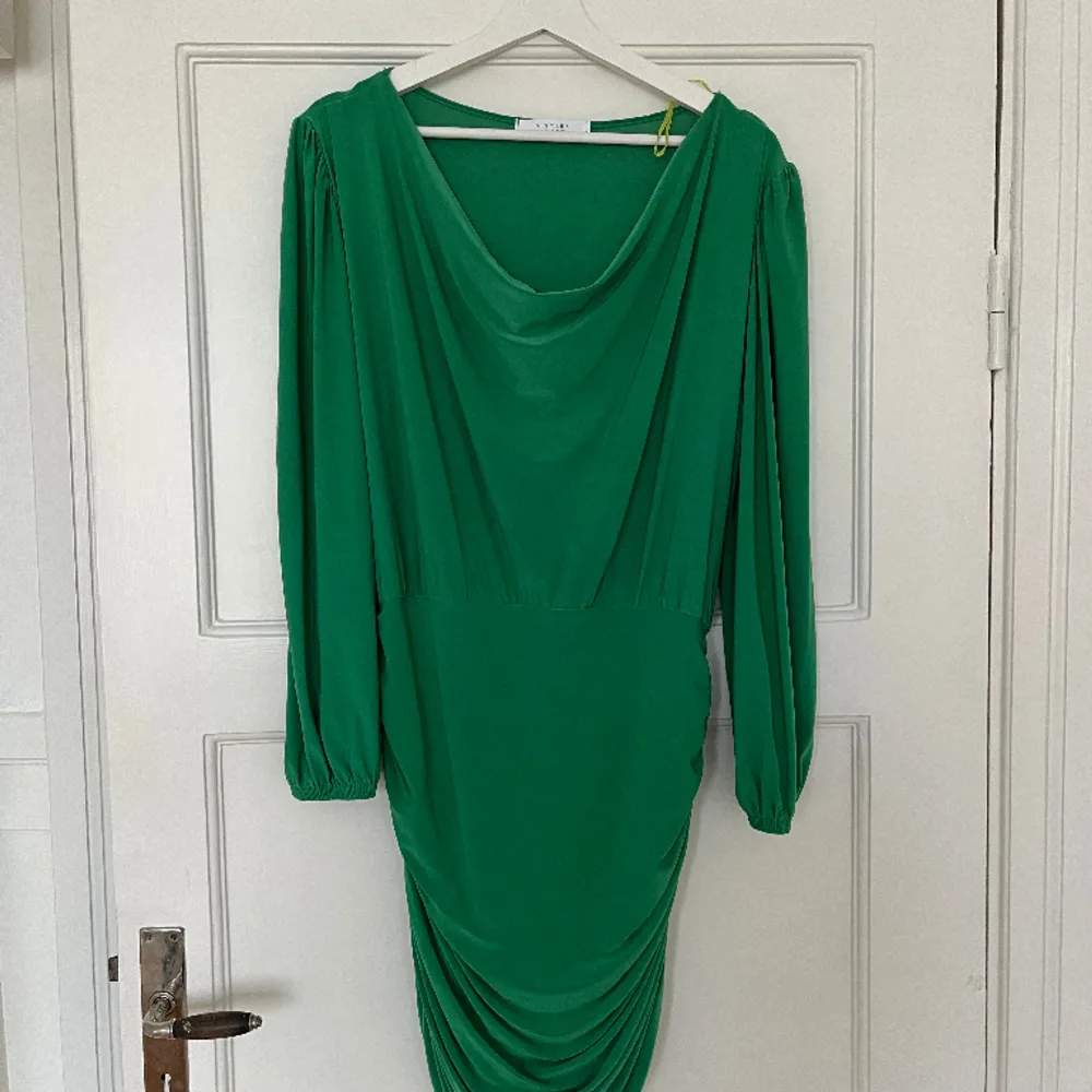 Grön klänning från Sisters Point. Storlek L. Oanvänd.. Klänningar.