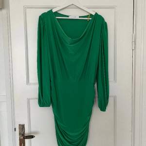 Grön klänning från Sisters Point. Storlek L. Oanvänd.